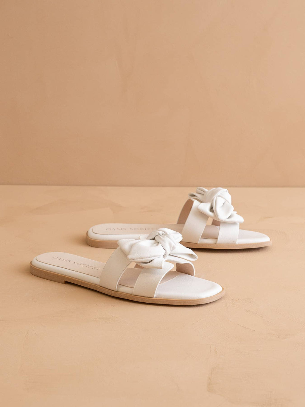 OASIS SOCIETY The Ginny | White Textured Bow Slide