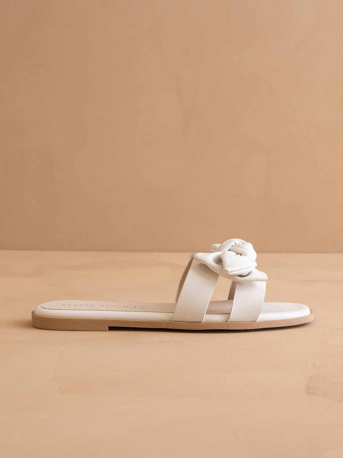 OASIS SOCIETY The Ginny | White Textured Bow Slide